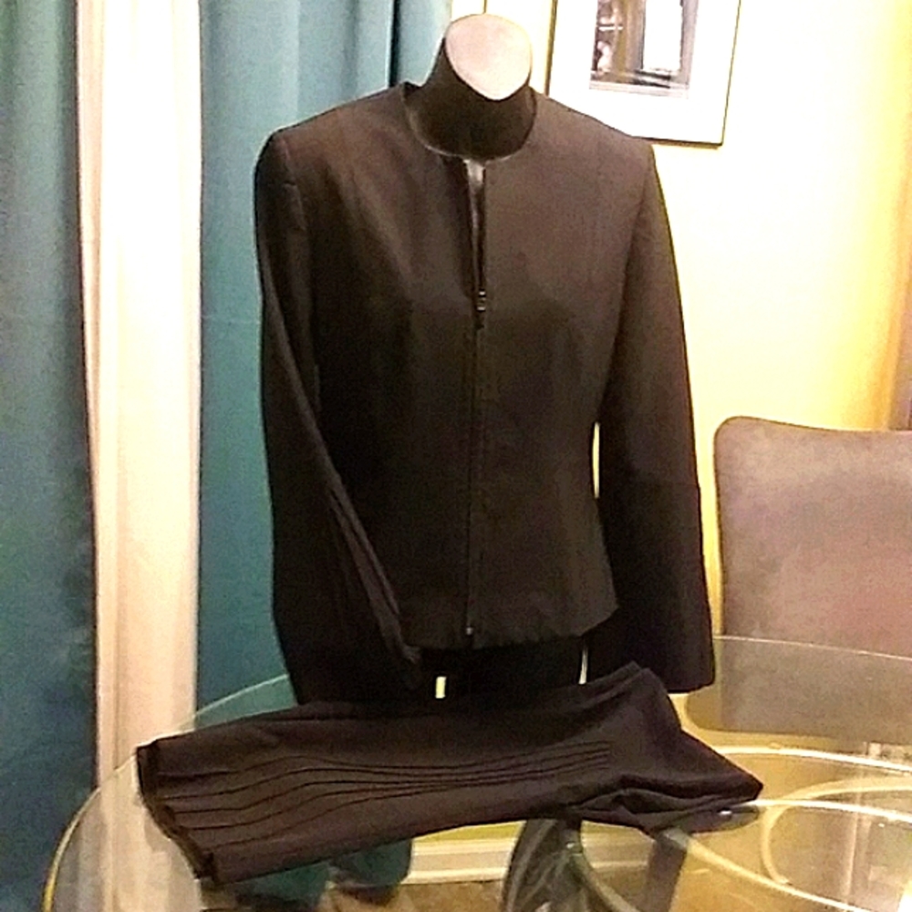 Teenflo black suit Sz.8